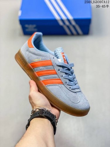 阿迪达斯 Adidas Originals Gazelle Indoor复古三叶草防滑透明橡胶板鞋经典运动鞋。这款经典鞋,忠于原版设计,缀撞色三条纹和鞋跟饰片。