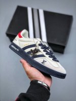 定制版 Adidas Originals Samba Og X Louis Vuitton 米灰深蓝配色 此款以简约大方的造型设计，给人以随性休闲的时尚格调，穿