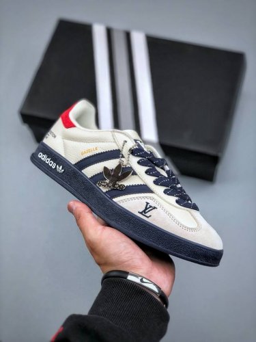 定制版 Adidas Originals Samba Og X Louis Vuitton 米灰深蓝配色 此款以简约大方的造型设计，给人以随性休闲的时尚格调，穿