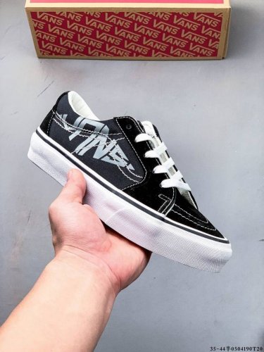 万斯 Vans Sk8-Low 复古低帮百搭休闲滑板鞋 Sk8-Low 作为 Sk8-Hi 的衍生鞋型，在保留鞋头、鞋带眼片、侧边条纹等各处细节的基础上，将 S