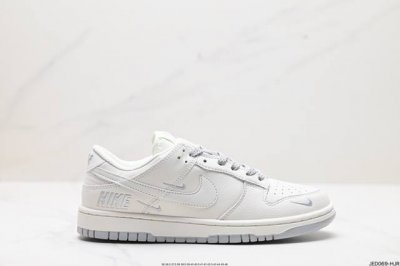 真标耐克nike Sb Dunk Low Pro 复古低帮休闲运动滑板板鞋。采用脚感柔软舒适zoomair气垫，有效吸收滑板等极限运动在落地时带来的冲击力，为街