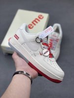 海外限量发售 公司级Nike Air Force 1 '07 Low Supreme联名--米白红浅灰双拼 空军一号 低帮 运动鞋 休闲鞋 折边针车 工艺难度大