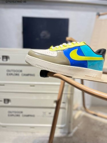 100 福利特价耐克 Nike Air Force 1 '07空军一号 百搭休闲运动板鞋。柔软、弹性十足的缓震性能和出色的中底设计，横跨复古与现代的外型结合，造