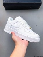 原楦数据纸版，采用硬质优质皮革鞋面材质，内置全掌Air Sole气垫。耐克 Nike Air Force 1 Low 空军一号低帮百搭休闲运动板鞋 041948