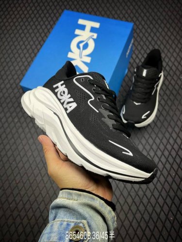 公司级小红书推荐hoka M Clifton 10 全新配色 这个品牌来自于新西兰的毛利语，Hoka表示大地，One One表示飞越，连起来就是飞越地平线，On