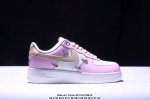 180真标耐克Nike Air Force 1“07空军一号低帮百搭休闲运动板鞋。柔软、弹性十足的缓震性能和出色的中底设计，横跨复古与现代的外型结合，造就出风靡