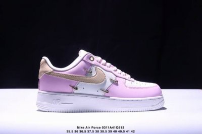 180真标耐克Nike Air Force 1“07空军一号低帮百搭休闲运动板鞋。柔软、弹性十足的缓震性能和出色的中底设计，横跨复古与现代的外型结合，造就出风靡