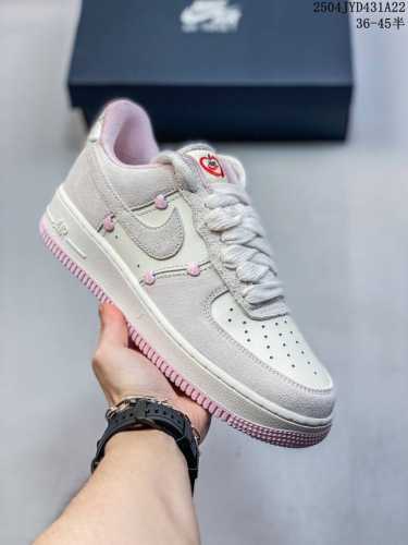 公司级耐克Nike Air Force 1“07Lx空军一号低帮百搭休闲运动板鞋。柔软、弹性十足的缓震性能和出色的中底设计，横跨复古与现代的外型结合，造就出风靡