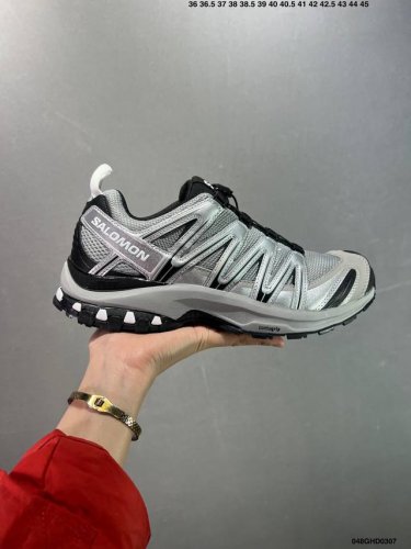 300 公司级Salomon Xa Pro 3D Suede 萨洛蒙户外越野跑鞋 鞋面采用Sensifit贴合技术 全方位贴合包裹脚型 鞋跟部鞋底牵引设计 提供