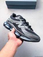 新百伦 New Balance Nb U 0Ea 运动跑步鞋。此复刻经典鞋款，加入当下大热的户外元素，以曾经篮球鞋款型式样加以打造鞋款造型。编织鞋带以及加强稳固