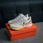 核心私 Nike Air Zoom Vomero 17 登月17 夏季新款缓震休闲跑鞋 内置全新缓震Zoom气垫 官方夏季主推款式 货号：Hf4914 100
