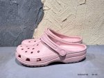 80 #新品上市# 原装 Crocs 卡洛驰 涡轮 这双Crocs可能是所有Crocs里最有时尚感的一双，相较于普通版Crocs，增加了一个越野外底，凹凸不规则