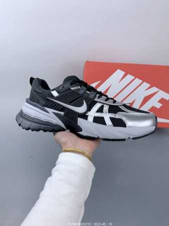 真标耐克Nike V2K Run跑步鞋复古风潮 网面透气运动鞋 灰银紧致的鞋面材质提供良好的包裹性鞋侧 Swoosh以及鞋头部分搭配增添不少亮点的镀铬细节鞋垫上 - 点击图像关闭
