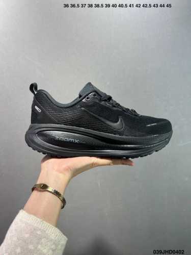 公司级Nk Air Zoom Vomero 18 轻便舒适公路跑步鞋 Hm6803-001 质感柔软 弹力充沛 助力一路畅跑 乐享不停 厚实泡绵缔造舒适的回弹效