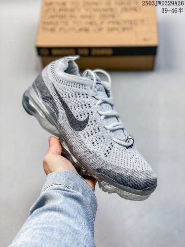 210 nike/耐克 原楦原纸版开发，采用双层纹路织法Flyknit织法编织鞋面材质，搭载全掌Air Max球状透明缓震气垫，外置橡胶外底模块「大气垫神鞋」新