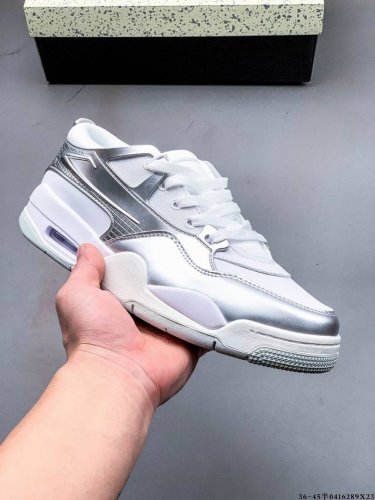 Air Jordan Aj4 Rm 重制版低帮复古篮球鞋 实拍首发 采用了低帮的设计 并保留了众多Aj4的经典元素 鞋身以皮革 麂皮材质拼接打造 Aj4经典的T