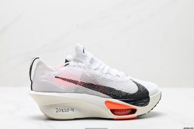 公司级新品发布 Nike Air Zoom Alphafly Next%3 Proto整体采用前作的设计语言，并且对后者的细节进行升级，马拉松和长距离路跑的性能
