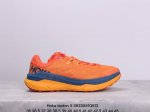 Hoka Tecton X 轻盈系列缓震透气跑鞋 #新系列中底依旧是经典的模压eva材料，同时做到了重量更轻，在重新调教后的全新中底泡棉比上一代更轻盈、更柔软，