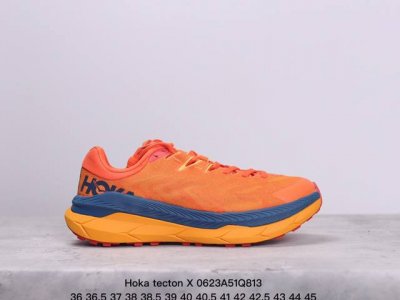 Hoka Tecton X 轻盈系列缓震透气跑鞋 #新系列中底依旧是经典的模压eva材料，同时做到了重量更轻，在重新调教后的全新中底泡棉比上一代更轻盈、更柔软，