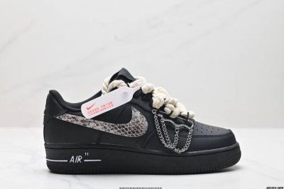 公司级耐克nike Air Force 7 空军一号低帮百搭休闲运动板鞋。柔软、弹性十足的缓震性能和出色的中底设计，横跨复古与现代的外型结合，造就出风靡全球三十