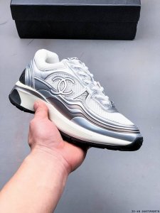 Chanel 香奈儿 新款透气运动鞋 经典四季通吃款 网红博主小姐姐们的挚爱 社交平台的各种夸赞 人气超高质感透气超级春夏 看到这期总能唤起少女内心对时髦的诉求