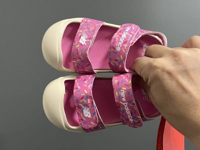 nb新款包头儿童护趾舒适男女童凉鞋 Size：22-35 韩国官方同步新品颜值爆表 高级感满满的莫兰迪色系，视觉艺术的体验 魔术贴松紧带设计，方便宝宝穿脱 超轻
