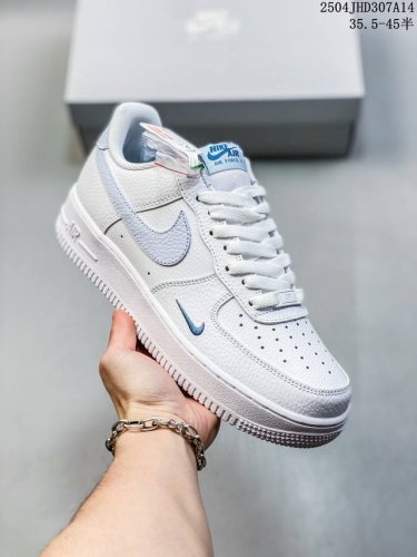 公司级带半码耐克Nike Air Force 1’07 Low空军一号低帮百搭休闲运动板鞋。柔软、弹性十足的缓震性能和出色的中底设计，横跨复古与现代的外型结合，