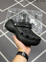 公司级卡骆驰crocs Classic Clog 卡骆驰全系列休闲沙滩洞洞拖鞋凉鞋 超轻croslite专利材料打造 鞋面更加耐用易清洗 该鞋款轻盈舒适 200