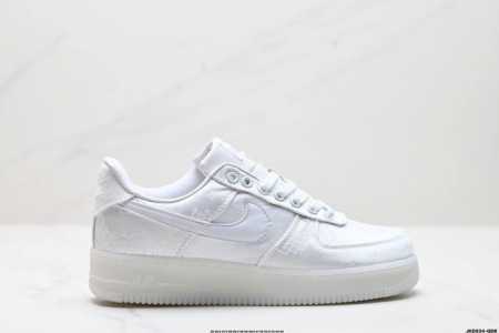 公司级耐克nike Air Force 7 空军一号低帮百搭休闲运动板鞋。柔软、弹性十足的缓震性能和出色的中底设计，横跨复古与现代的外型结合，造就出风靡全球三十 - 点击图像关闭