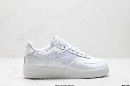 公司级耐克nike Air Force 7 空军一号低帮百搭休闲运动板鞋。柔软、弹性十足的缓震性能和出色的中底设计，横跨复古与现代的外型结合，造就出风靡全球三十