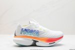 公司级hoka 霍卡 Hoka Cielo X1 竞速跑鞋 外观整合hoka 顶尖碳板技术、中底泡棉科技和几何学，设计符合自然步态的不对称鞋面和鞋底结构，专为精