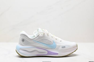 公司级Nike Journey Run 跑步鞋 使用了新型的缓震材料 脚感偏韧 后跟有加厚的海绵填充 鞋子前掌和后掌做了加宽设计 增加了跑步时的稳定性 织物加网