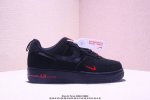 Nike Air Force 1 ’07 Low 空军一号低帮百搭休闲运动板鞋。柔软、弹性十足的缓震性能和出色的中底设计，横跨复古与现代的外型结合，造就出风靡全