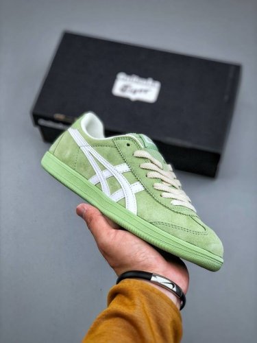 onitsuka Tiger Tokuten 复古低帮休闲跑鞋 鞋跟 鞋舌处印有鬼塚虎特有的品牌Logo标志提升品牌的认知度 柔软内里材质 穿着更加舒适改良后的