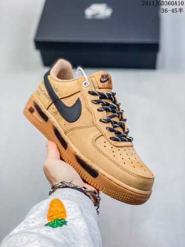 公司级带半码耐克Nike AIR FORCE 7 空军一号低帮百搭休闲运动板鞋。柔软、弹性十足的缓震性能和出色的中底设计，横跨复古与现代的外型结合，造就出风靡全