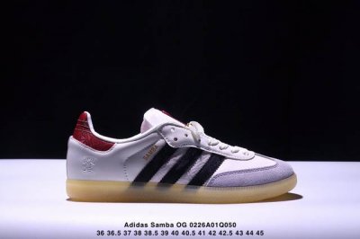 公司级Adidas Originals Samba Og阿迪达斯三叶草休闲鞋男鞋女鞋蛇年限定款新年款经典运动鞋德训鞋 以白色为主，鞋头采用浅灰色麂皮呈现，后跟和