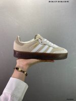 140 adidas Originals Sambae W 百搭单品 复古桑巴板鞋 这款桑巴鞋展示了高质量的工艺 带有装饰的超锁缝制和无缝的手感 柔软、柔软的皮