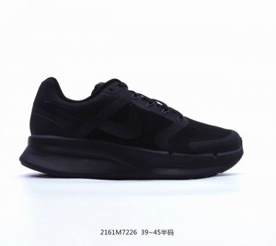 Nike Run Swift 3 短跑运动鞋 跑步鞋专为短距离跑步设计。经典版型焕新升级，透气稳固。鞋面在鞋口和鞋舌区域搭配经典接触点设计，易于穿脱。融入网眼布
