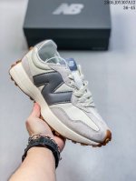 真标 Nb 新百伦 New Balance 327系列复古休闲运动慢跑鞋时尚男女运动鞋 以更纯粹的复古风格设计打造的全新造型 侧身还以解构设计，将 N 字标志以