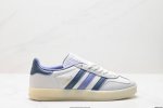 公司级Adlidas Originals Gazelle Indoor ”这款阿迪达斯运动鞋是 1979年 Gazelle Indoor 运动鞋的复兴，柔软的绒