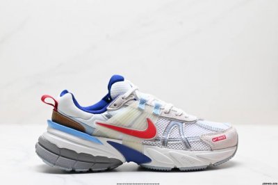 公司级耐克Nike V2K Run跑步鞋复古风潮 网面透气运动鞋 灰银紧致的鞋面材质提供良好的包裹性鞋侧 Swoosh以及鞋头部分搭配增添不少亮点的镀铬细节鞋垫