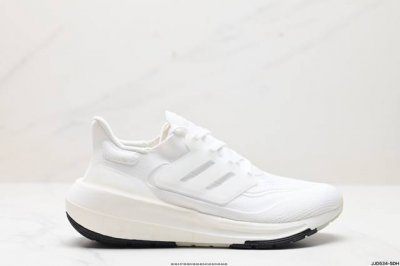 真标阿迪达斯adidas Ultraboost Light 耐磨缓震休闲运动跑鞋 采用网材搭配反光皮革鞋面 配上stretchweb网格外底 提供非凡穿着体验