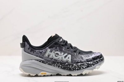 公司级小红书推荐Hoka M Speedgoat 6全新配色 这个品牌来自于新西兰的毛利语，Hoka表示大地，One One表示飞越，连起来就是飞越地平线，On