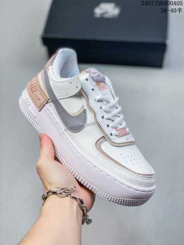 耐克nike Wmns Air Force 1 Shadow 马卡龙空军一号轻量增高低帮百搭板鞋。为经典设计注入玩味元素。 分层结构、加大中底及双重品牌标志，充