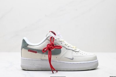 真标耐克Nike Air Force 1“07空军一号低帮百搭休闲运动板鞋。柔软、弹性十足的缓震性能和出色的中底设计，横跨复古与现代的外型结合，造就出风靡全球三