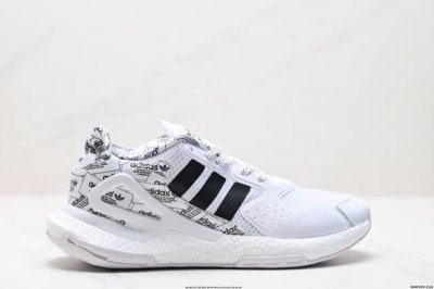 真标Adidas Day Jogger 日行者 原楦型数据开发纸版 网材鞋面搭配合成绒面革饰面 中底嵌入全掌Boost爆米花缓震颗粒材质,棉质脚感体验科技全副武