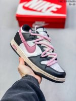 公司级！Futura X Nike Dunk Low Sb联名 解构绑带滑板鞋 这双鞋带系统延续了今年的代表性风格，搭配亮粉色鞋带，保持了 Dunk Sb Lo