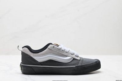公司级范斯Vans Vault Knu Skool Vlt Lx 休闲复古滑板鞋 与 Og 版本的 Knu Skool 稍有不同的是 Knu Skool 轻薄的