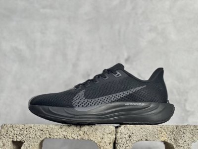 Xl版 Nike Reactx Pegasus Plus 5 飞马跑步鞋 登月兼顾迅疾外观和稳固脚感 后跟覆面和中足动态支撑巧妙融合 缔造稳定顺畅的迈步体验 z