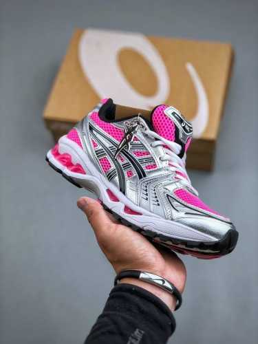 Asics Gel-Kayano 14 亚瑟士经典跑鞋 如今机能风和户外风吹得正劲，便是主打“Urban Outdoor机能越野风格”，城市和户外场景都能轻松应